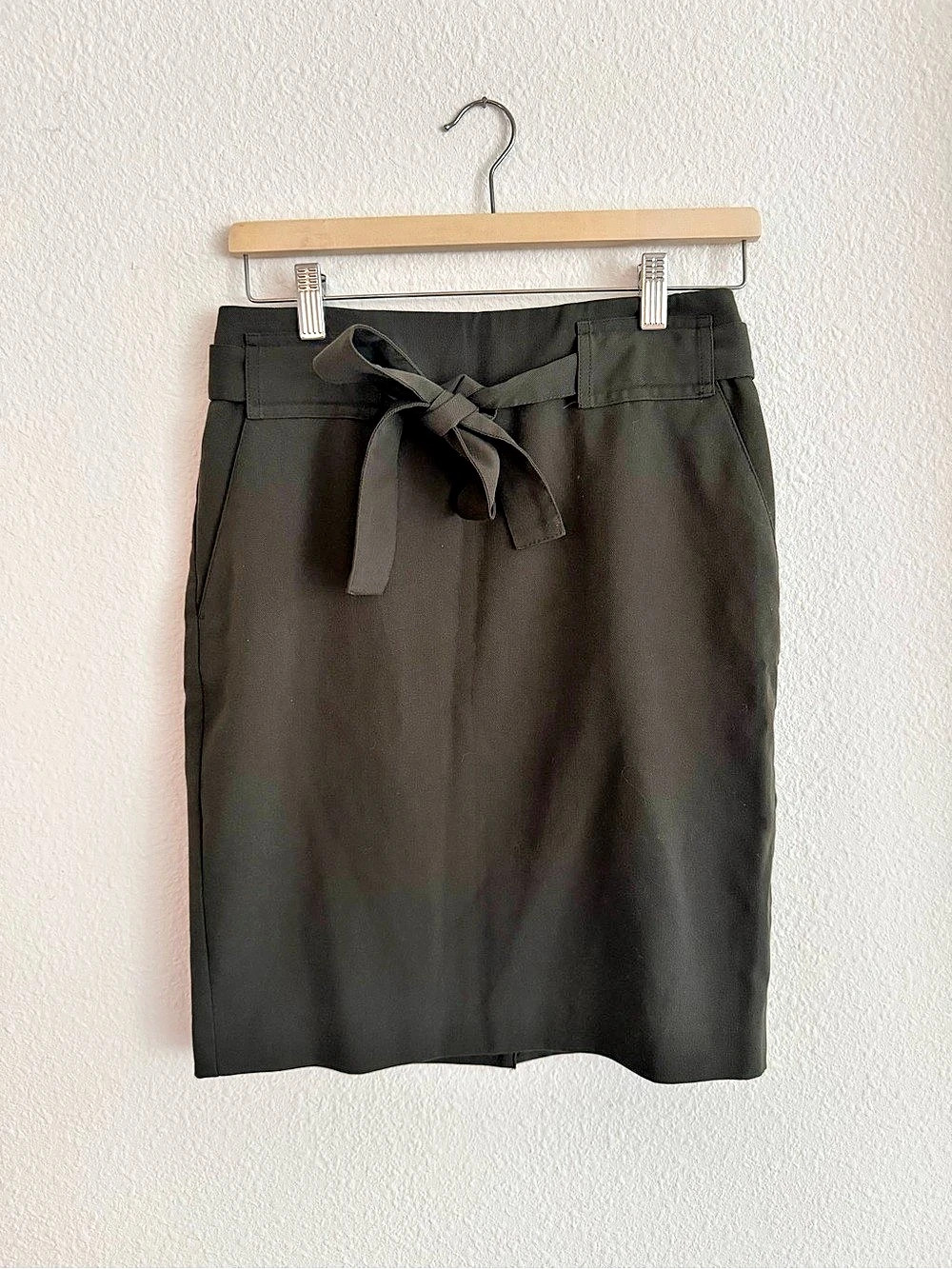 Banana Republic Mini High-Waisted Tie-Waist Skirt in Olive Size 2P Like New